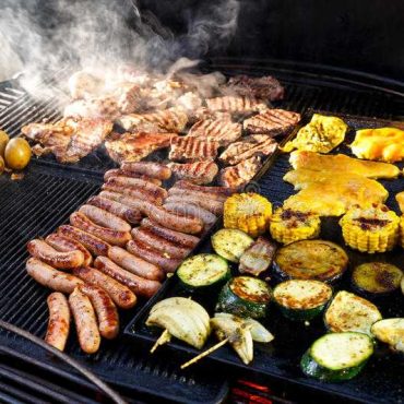 wielki-gorący-grill-z-mięsem-kiełbasami-i-warzywami-jest-kucbarski-71405188